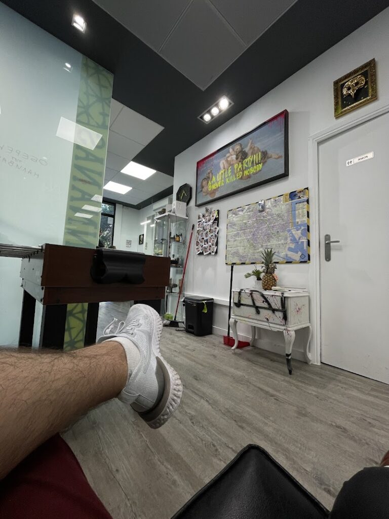 Imagen de Annanas, Alfahuir, Barbería, Barbershop, Corte de Pelo Clásico y Moderno, Arreglo de Barba, Afeitado