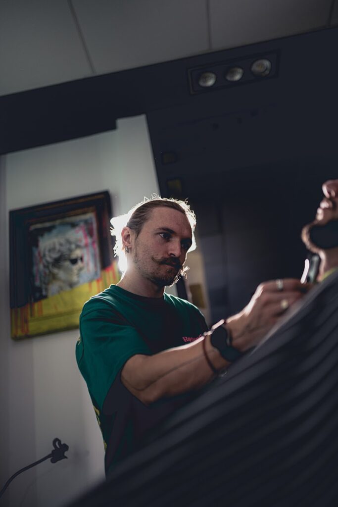 Imagen de Annanas, Alfahuir, Barbería, Barbershop, Corte de Pelo Clásico y Moderno, Arreglo de Barba, Afeitado