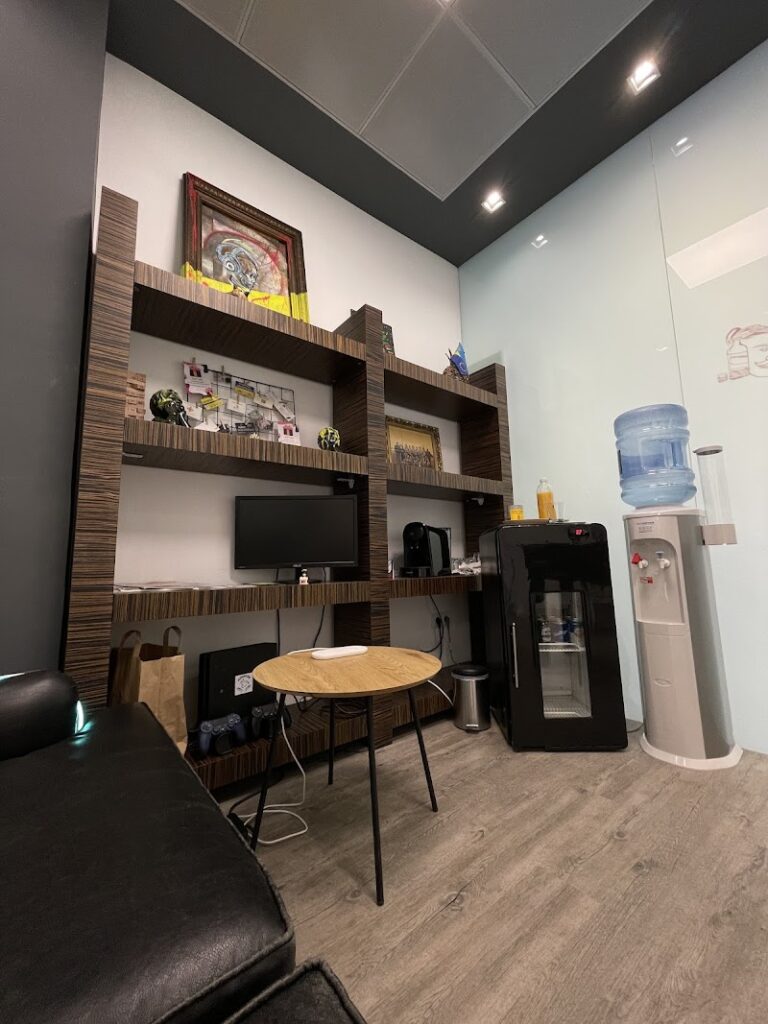 Imagen de Annanas, Alfahuir, Barbería, Barbershop, Corte de Pelo Clásico y Moderno, Arreglo de Barba, Afeitado