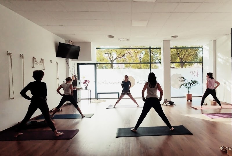 Imagen de Azucena Molina. Yoga Iyengar en Alicante (en Mentoria) Terapia Craneosacral Biodinámica. Acompañamiento Somático.