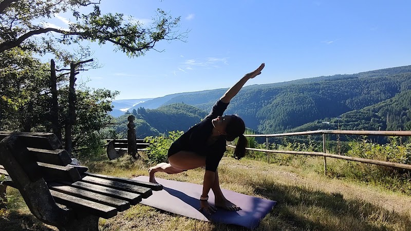 Imagen de Azucena Molina. Yoga Iyengar en Alicante (en Mentoria) Terapia Craneosacral Biodinámica. Acompañamiento Somático.