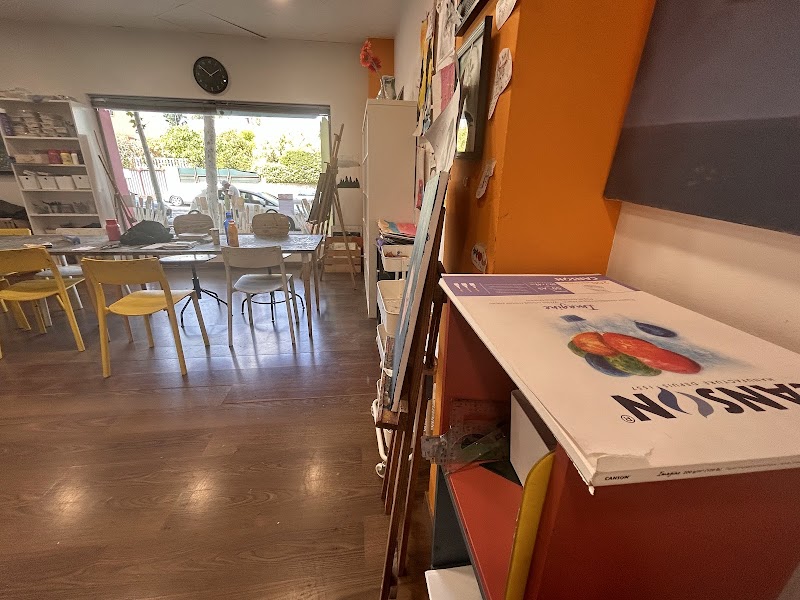 Imagen de Los Tres Girasoles. Taller de Arte