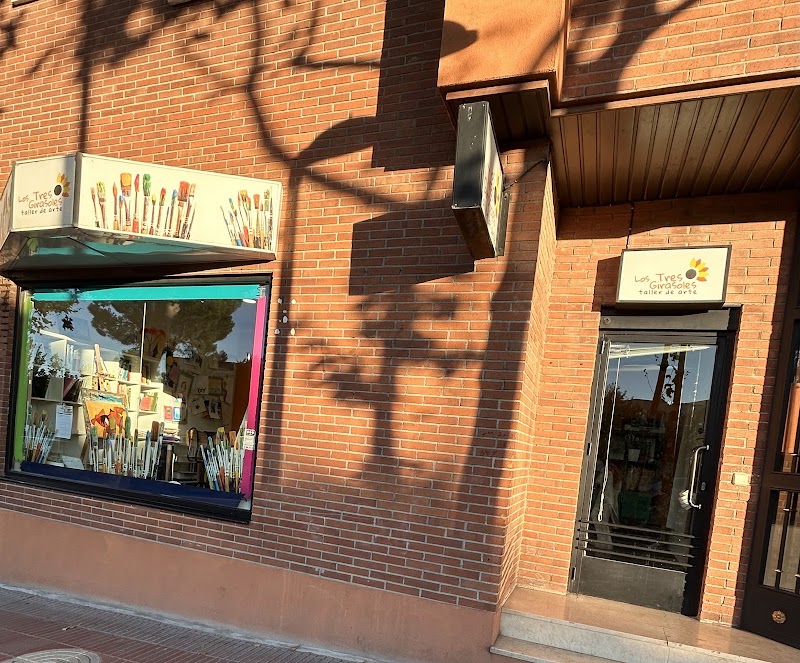 Imagen de Los Tres Girasoles. Taller de Arte
