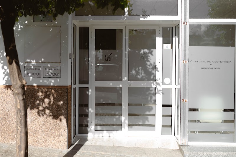 Imagen de Ginecología y Pediatría Carmona: Dra. Valle Aguilar Martín y Dr. Carlos Jiménez Rámila – Dr. José Márquez Caballero