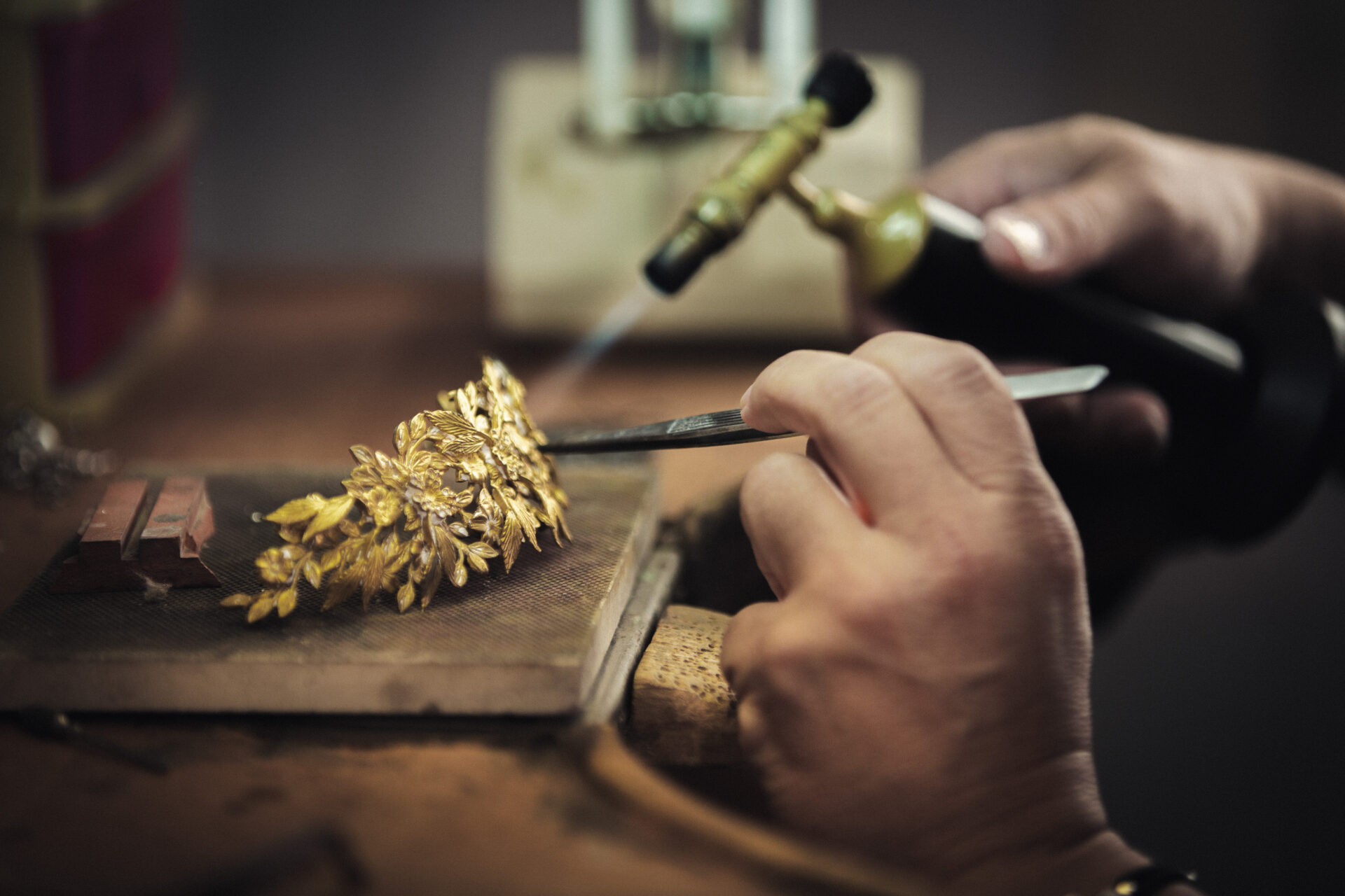 Fotografía artesanía orfebrería detalle pieza dorada — Arteria Studio Sevilla