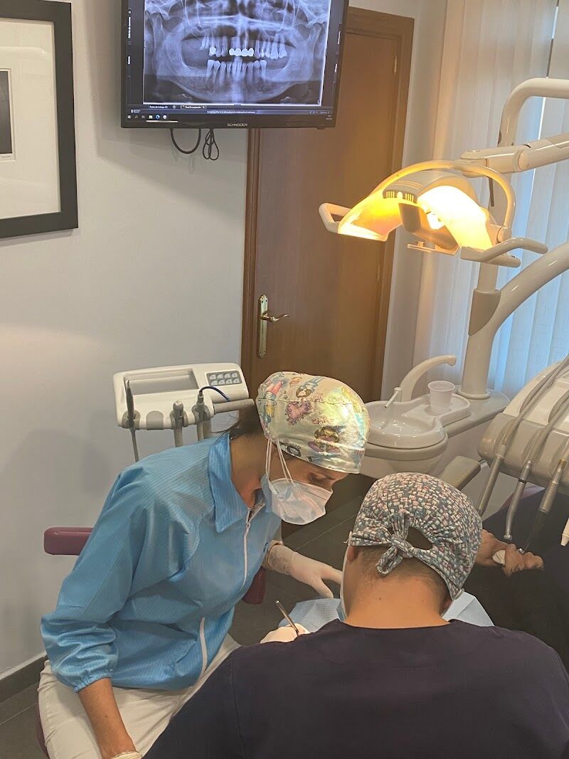 Imagen de Clínica Dental Montequinto | Dentista – Ortodoncia – Implantes – Periodoncia – Estética Dental