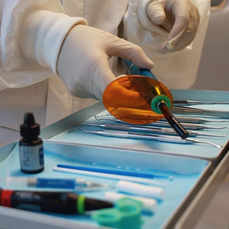 Imagen de Clínica Dental Montequinto | Dentista – Ortodoncia – Implantes – Periodoncia – Estética Dental