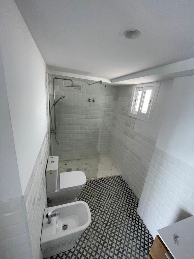 Imagen de Fontanero en Málaga. Plumbing – Calentadores, Termos de Gas y Atascos de Tuberías