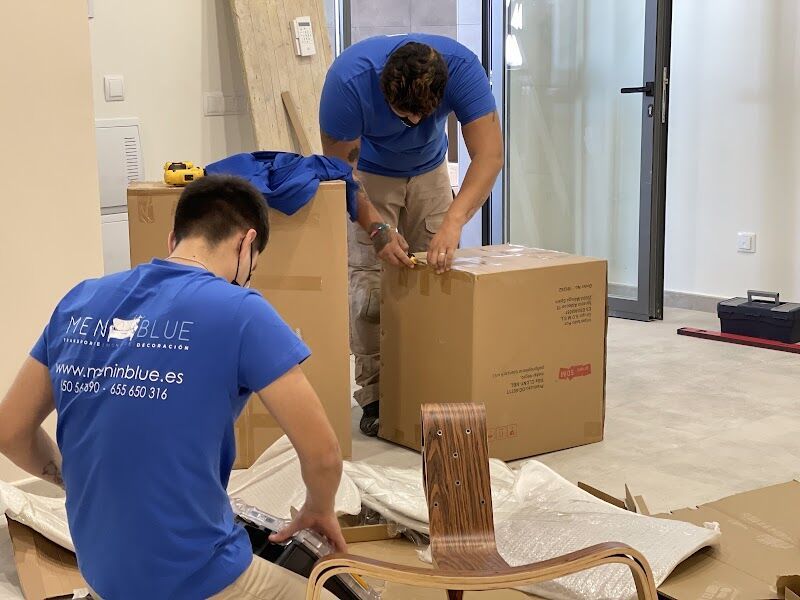 Imagen de Men In Blue Montaje, Transporte y Decoración