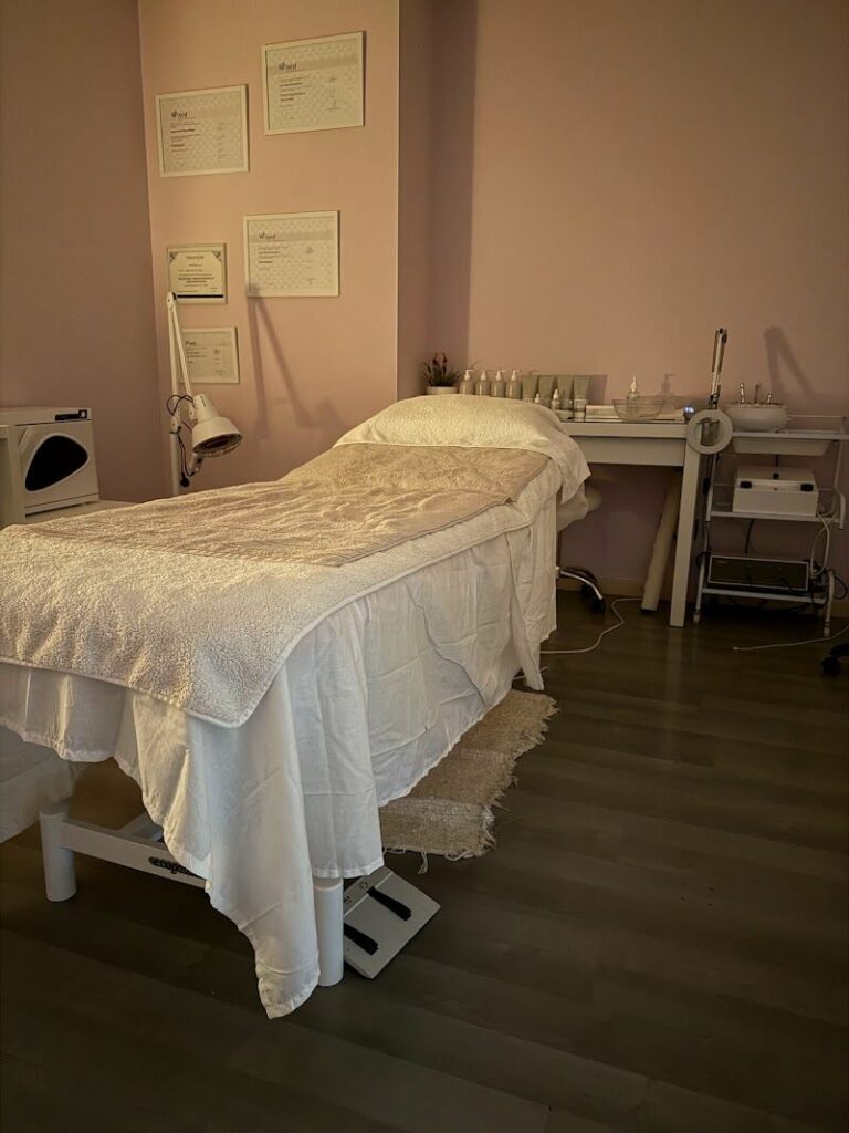 Imagen de Laura de la Hoya Belleza y Bienestar | Centro de Quiromasaje y Estética en Zaragoza