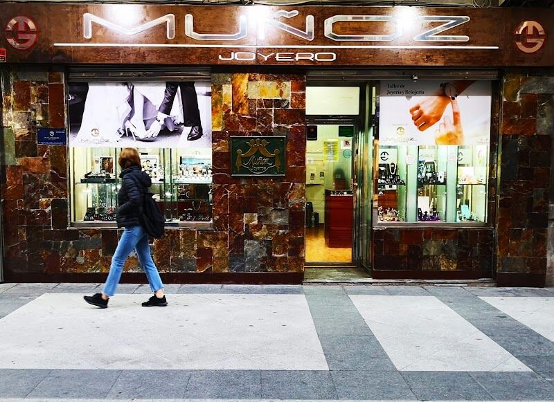 Imagen de Joyería Muñoz – Victor J. Muñoz – Alianzas, Relojes, Colgantes, Reparaciones de Joyas en el Centro de la Ciudad de Murcia