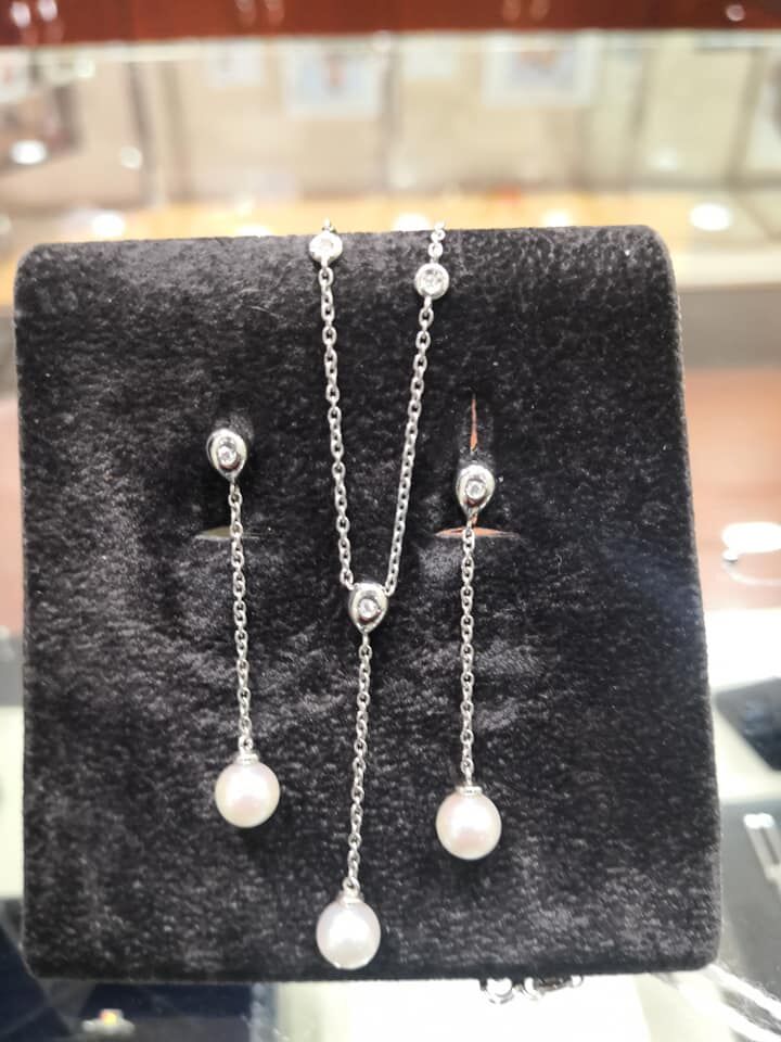 Imagen de Joyería Muñoz – Victor J. Muñoz – Alianzas, Relojes, Colgantes, Reparaciones de Joyas en el Centro de la Ciudad de Murcia