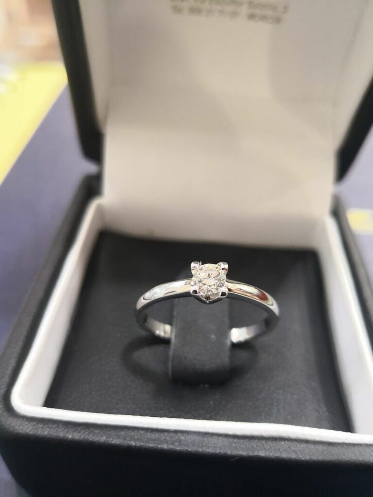 Imagen de Joyería Muñoz – Victor J. Muñoz – Alianzas, Relojes, Colgantes, Reparaciones de Joyas en el Centro de la Ciudad de Murcia