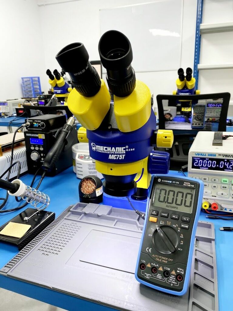 Imagen de School Repair Phones : Centro Formación de Tecnicos de Reparación de Moviles