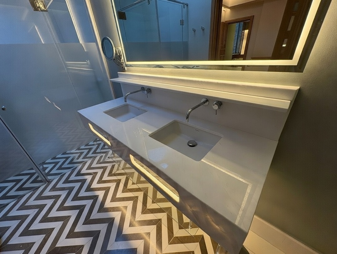 Encimera mármol blanco elegante en hotel Málaga sostenible. Instalación rápida en una semana en Marbella.
