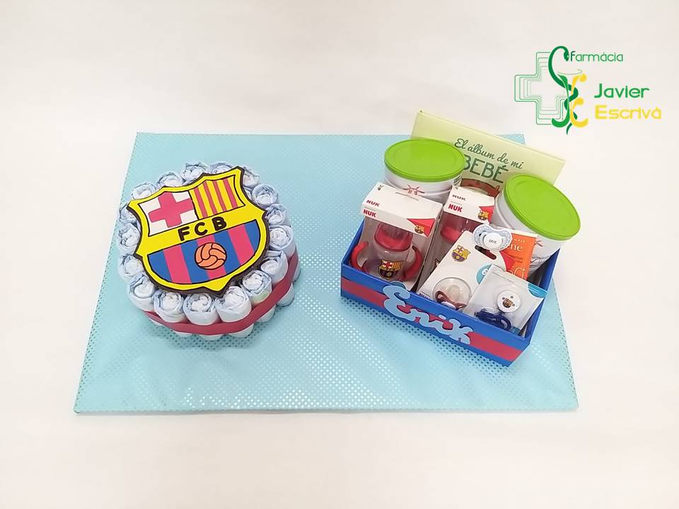 Tarta de pañales personalizada Fútbol Club Barcelona para regalar a un recién nacido