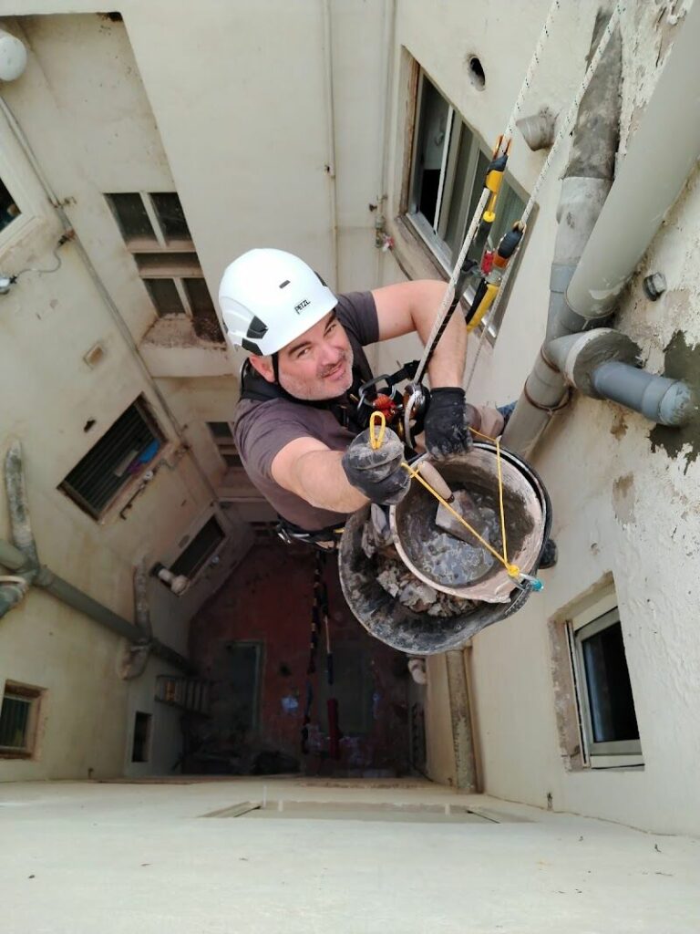 Imagen de Raúl Fenoll Fontanería Electricidad , Trabajos Verticales y Otros Servicios del Hogar